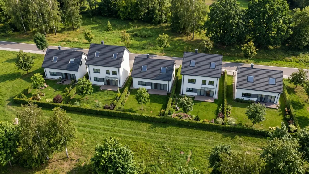Widok z lotu ptaka na osiedle domów jednorodzinnych z ogrodami